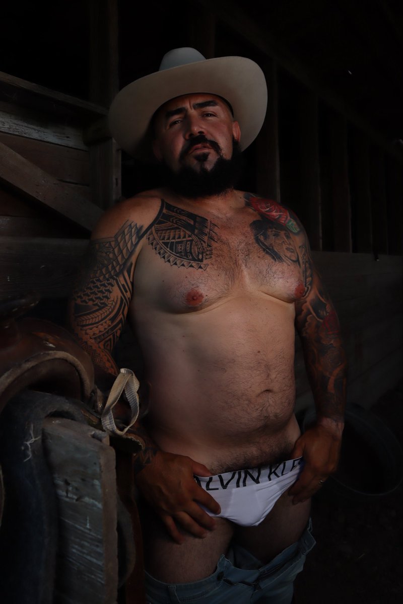 georeyphotos's tweet photo. Llegas al rancho a las caballerizas y te encuentras con este Hombre! 

@AngelbearTopMas https://t.co/Rs6eb4Aj7E
