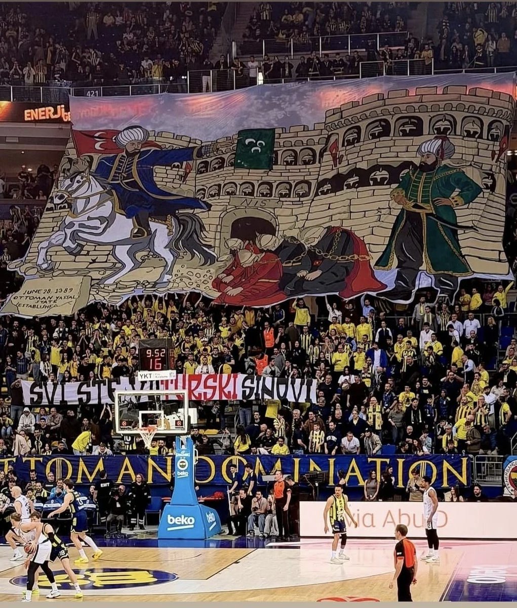 Fenerbahçe Beko forması sadece bir kulübü değil, bu milletin onurunu da temsil eder!
Geçtiğimiz aylarda Sırbistan’da, KK Partizan taraftarının Sultan dedemiz I. Murad Han’ın şehadetini alçakça tasvir eden provokasyonuna karşı, Fenerbahçe tribünlerinden yükselen cevap bir