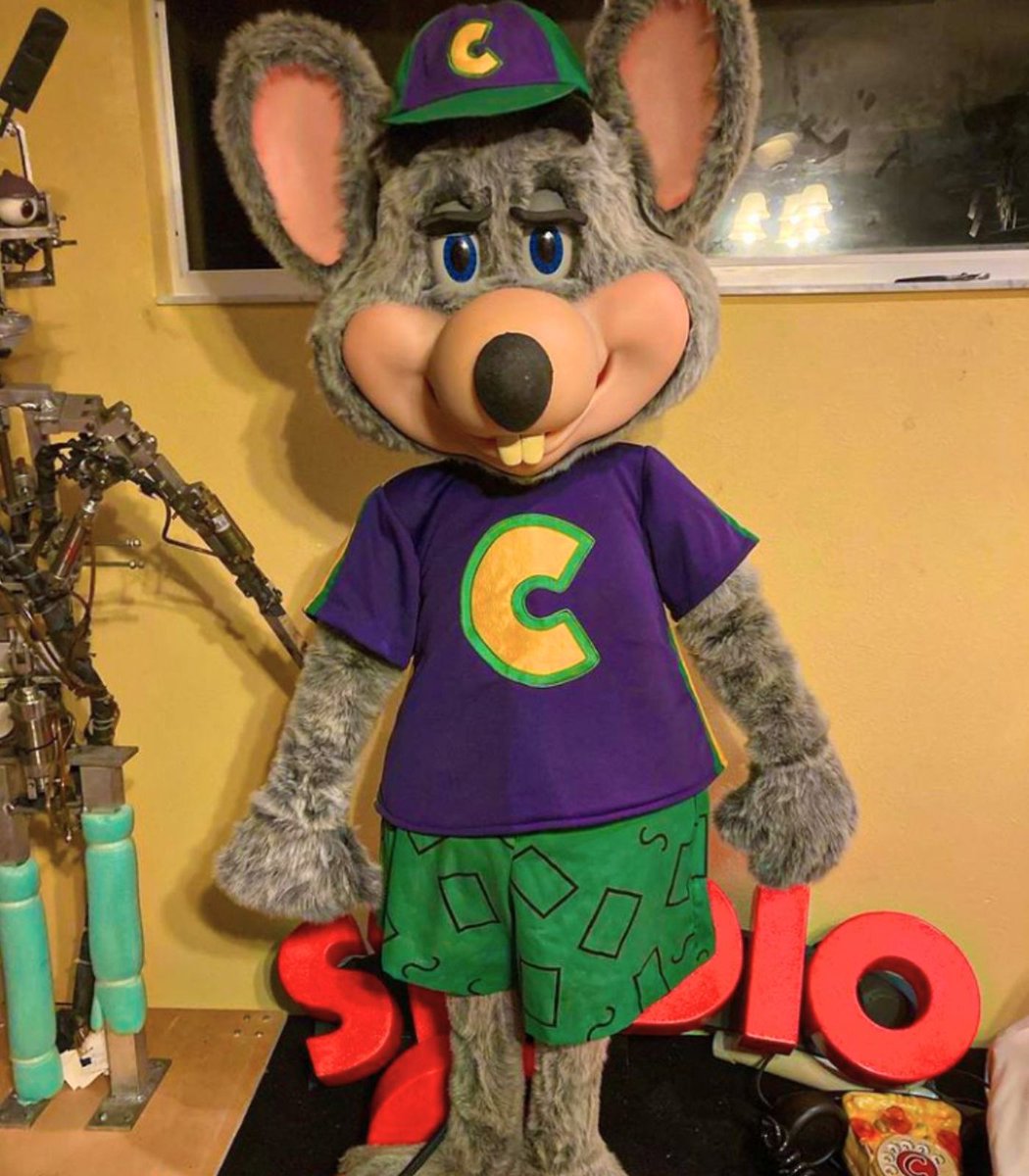 Cartoonhistory2's tweet photo. A Florida man has gone viral after restoring an abandoned Chuck E. Cheese animatronic found dumped at a landfill https://t.co/ErOMbGrUb5