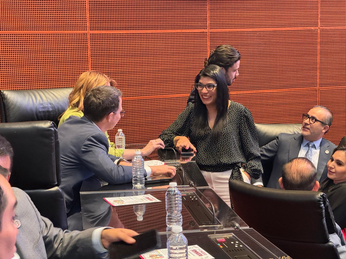 Hoy felicito con mucho aprecio a <a href="/RicardoAnayaC/">RicardoAnayaC</a>, Coordinador de <a href="/SenadoresdelPAN/">Senadores del PAN</a>.

​Gracias por tu liderazgo y por impulsarnos a trabajar con compromiso y valentía por el bien de México. Ten por seguro que con gran compromiso y entrega seguiremos sumando esfuerzos en este periodo