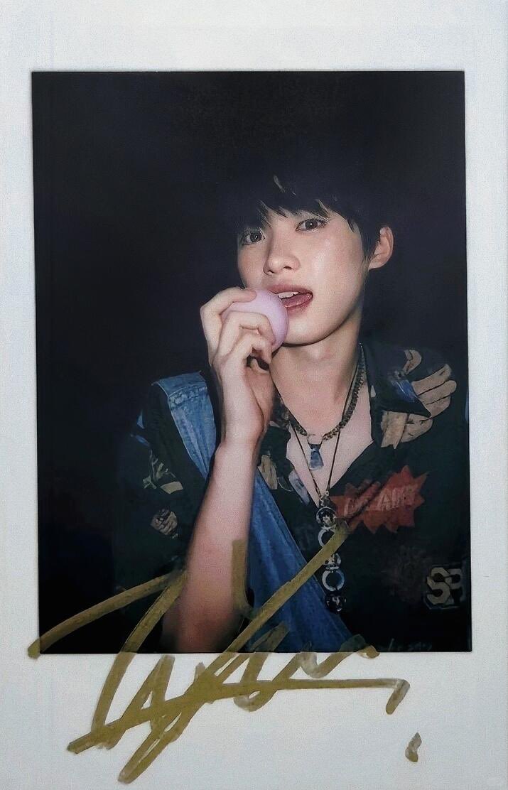 qwertyuioplp99's tweet photo. Power Circle scanned polaroids. Power Circle has 3 covers for Ziyu’s feature and comes with both signed and small photocards 🥰😊
Ziyu’s twinkatron era ✌🏻😬
#LeiPeng99 #ZiYu #PowerCircle https://t.co/RTlfmGGQKo