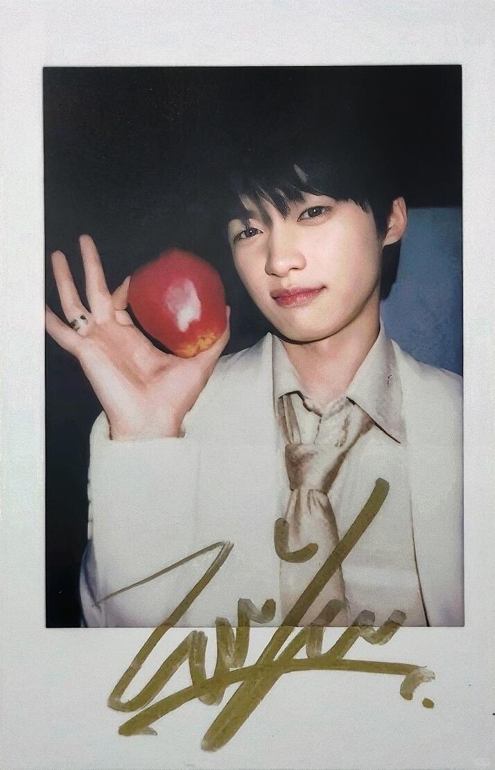 qwertyuioplp99's tweet photo. Power Circle scanned polaroids. Power Circle has 3 covers for Ziyu’s feature and comes with both signed and small photocards 🥰😊
Ziyu’s twinkatron era ✌🏻😬
#LeiPeng99 #ZiYu #PowerCircle https://t.co/RTlfmGGQKo