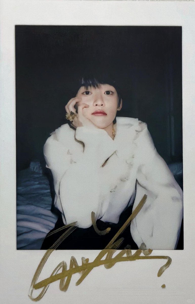 qwertyuioplp99's tweet photo. Power Circle scanned polaroids. Power Circle has 3 covers for Ziyu’s feature and comes with both signed and small photocards 🥰😊
Ziyu’s twinkatron era ✌🏻😬
#LeiPeng99 #ZiYu #PowerCircle https://t.co/RTlfmGGQKo