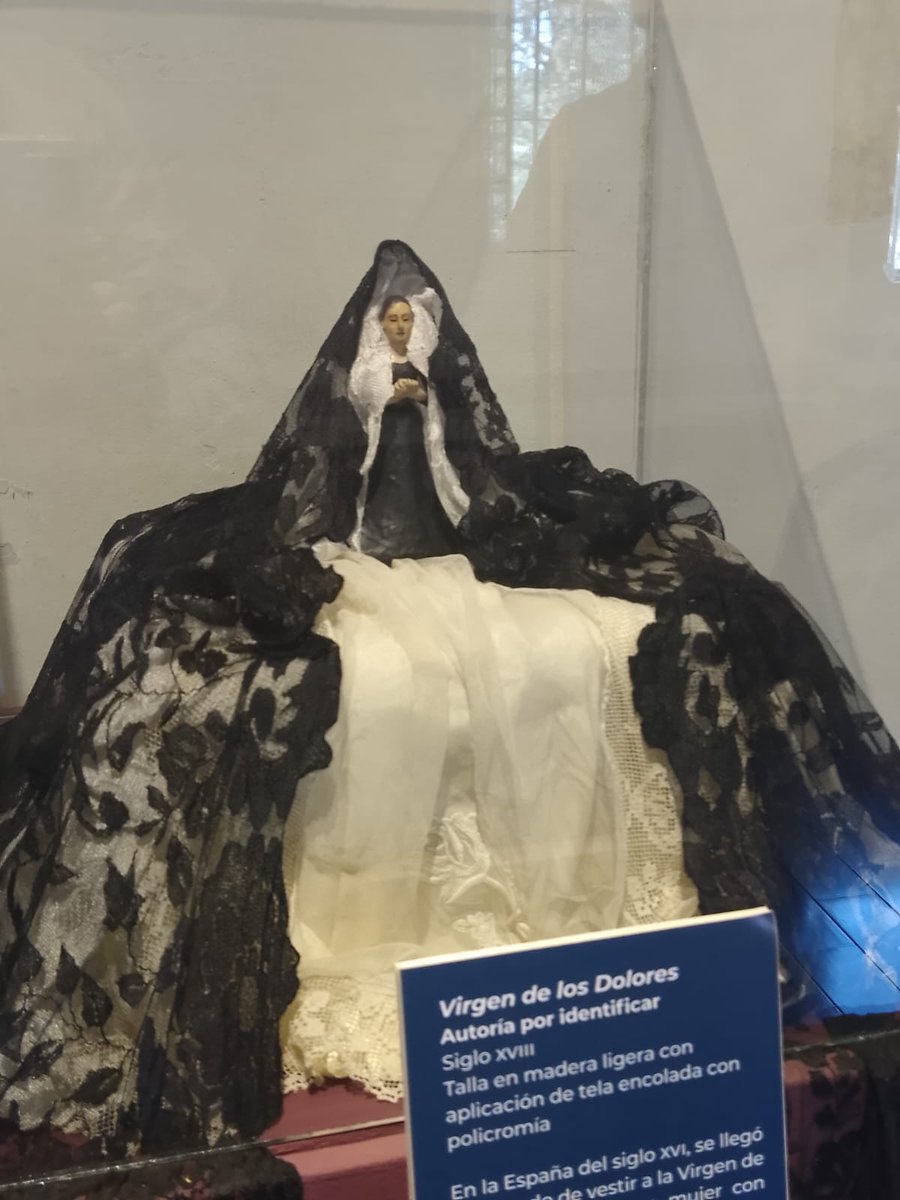 museodeelcarmen's tweet image. #SabíasQue
En el siglo XVI, en la Nueva España, se decidió vestir a la virgen de negro, representando el luto por su doble viudez. (Esposo e hijo)
Esta tradición nació cuando la reina de España, Isabel de Valios comenzó a vestir a la Virgen de luto.
#INAH