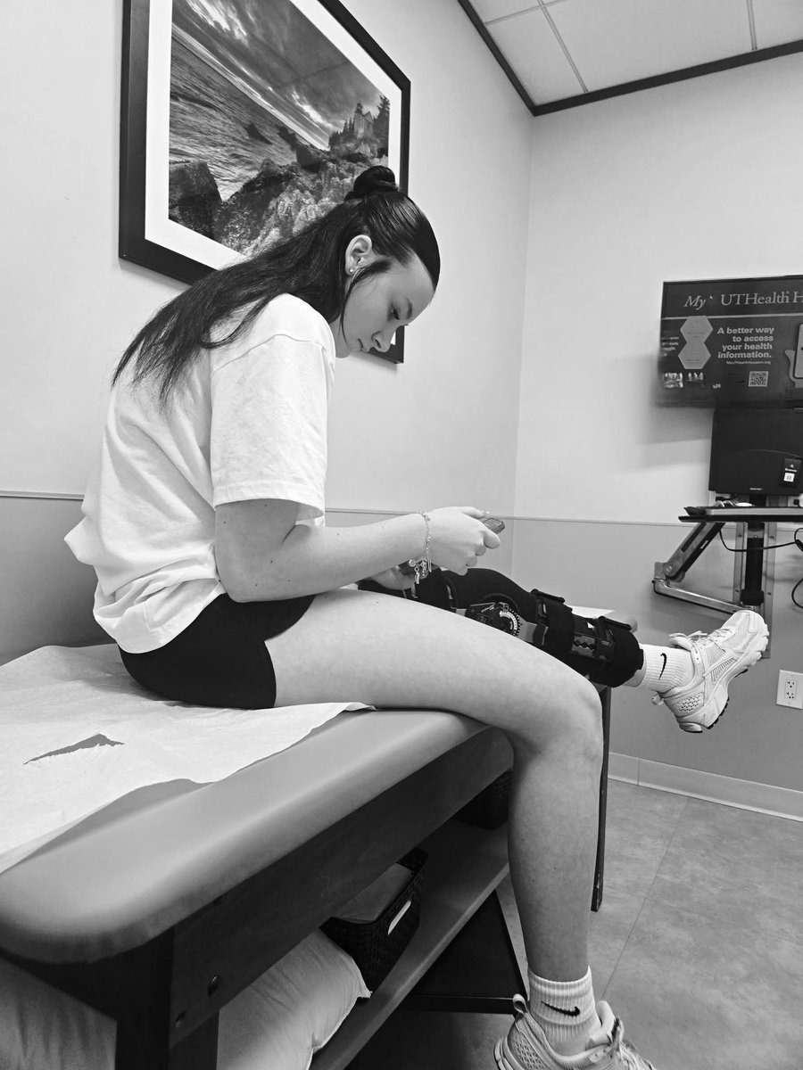 BrooklynnSnow09's tweet photo. Update on my journey: another surgery scheduled for March 5th but my head is up as this is beneficial to improve bending in my knee. Staying strong and coming back 💪 #nothinggoingtoholdmedown #chapterofmystory #faith
#PTN @FosterWbball @tkizzyk @AthleticsFoster @rodneyjharmon https://t.co/vePcsQmbpw