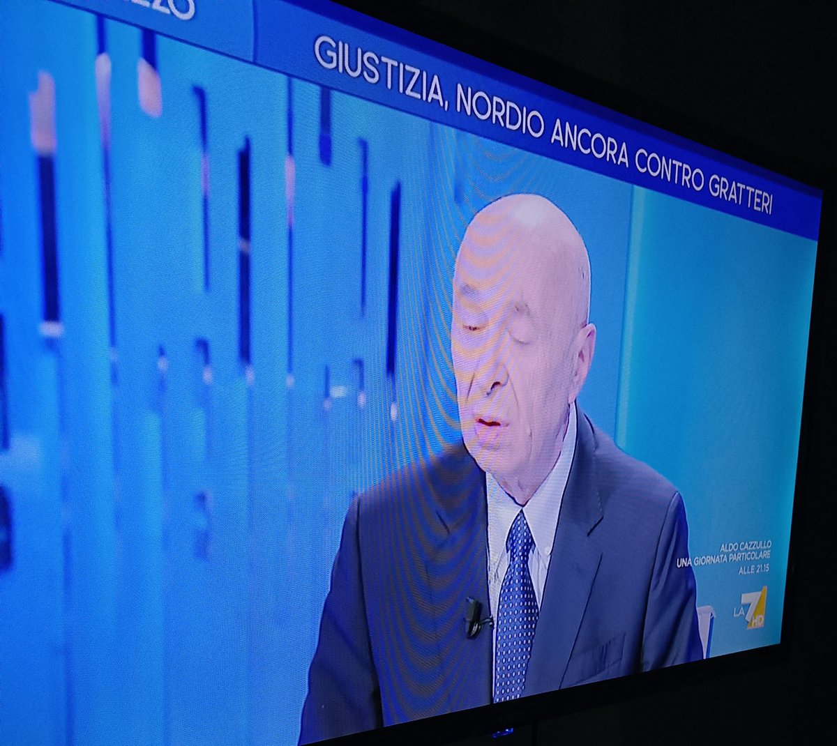 #OttoeMezzo 
Voterò si,ma sono in imbarazzo 
Sapessi come siamo in imbarazzo noi quando sentiamo stè puttanate