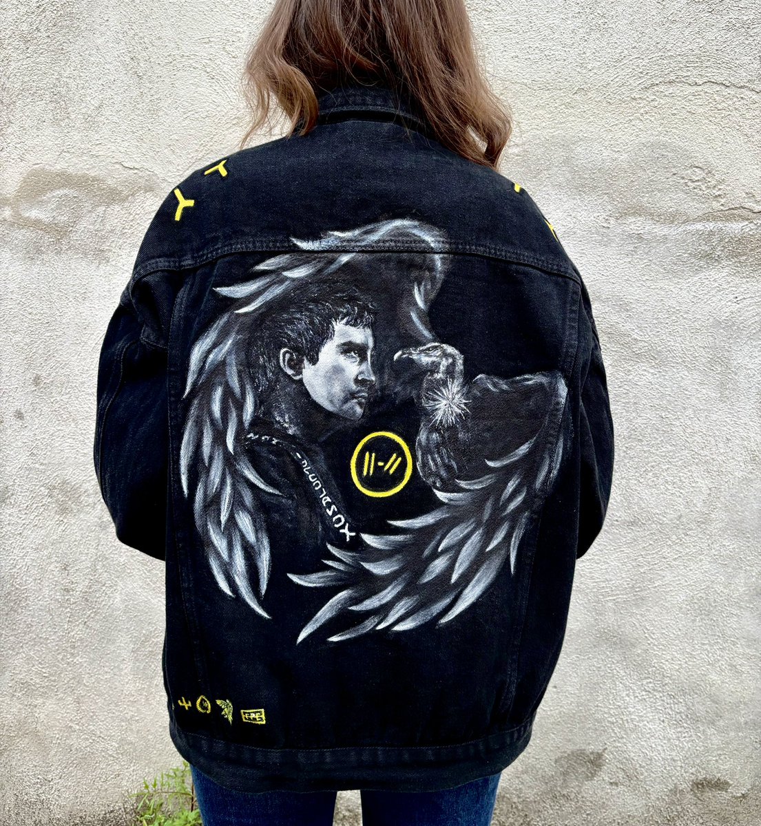 veraqve1's tweet photo. finished my jackett💛|-/🖤 #cliqueart @twentyonepilots @tylerrjoseph @joshuadun #customjacket #handpainted https://t.co/MxXDi2ha2b