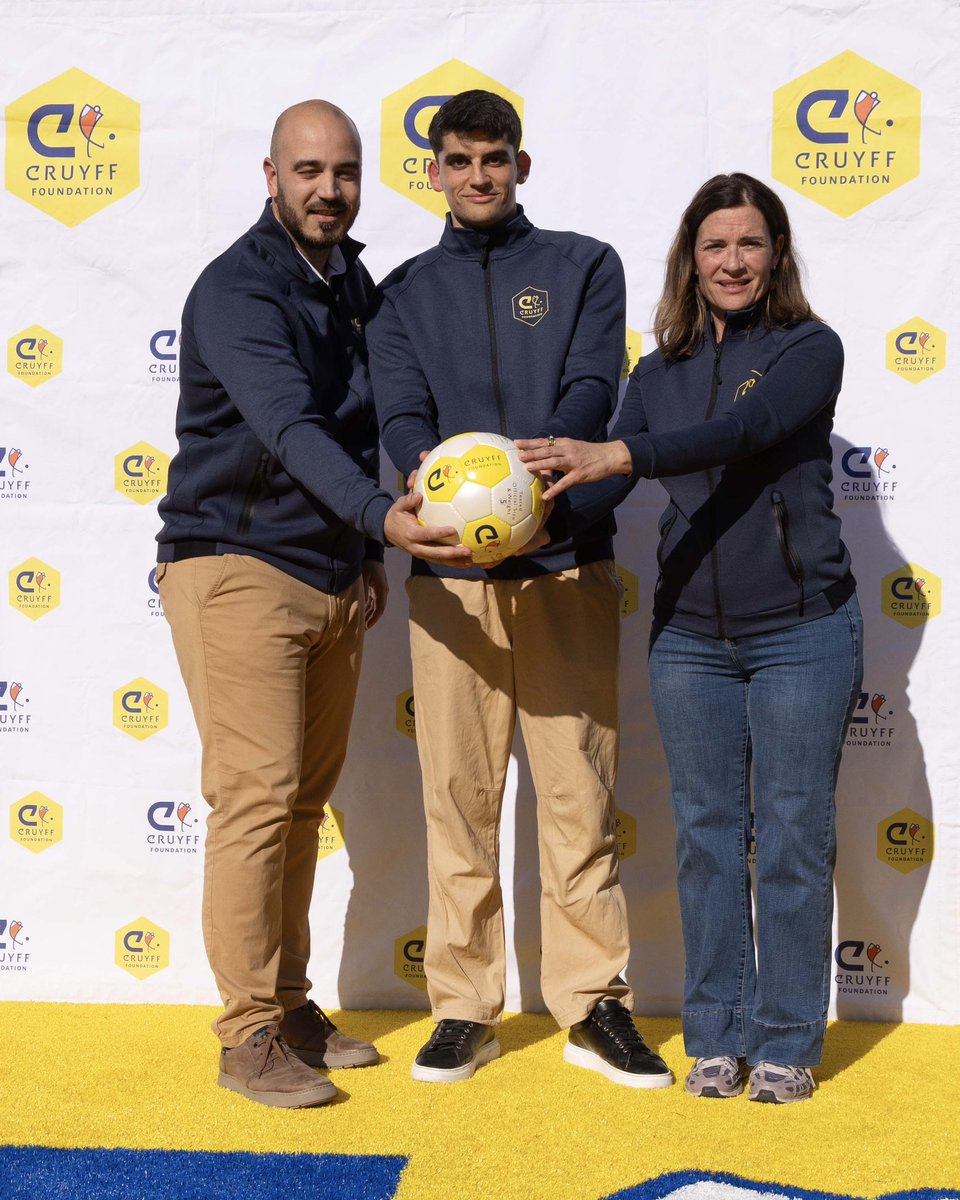 FundacionCruyff's tweet photo. Nuevo Cruyff Court Gerard Martín en Sant Andreu de la Barca! ⚽
Con este nuevo espacio se mantiene vivo el legado social de Johan Cruyff mientras los niños y niñas pueden crecer, jugar y aprender valores a través del deporte 💪🏼
#CruyffLegacy #CreatingSpace
#SocialTransformation https://t.co/sChJioS4Jm
