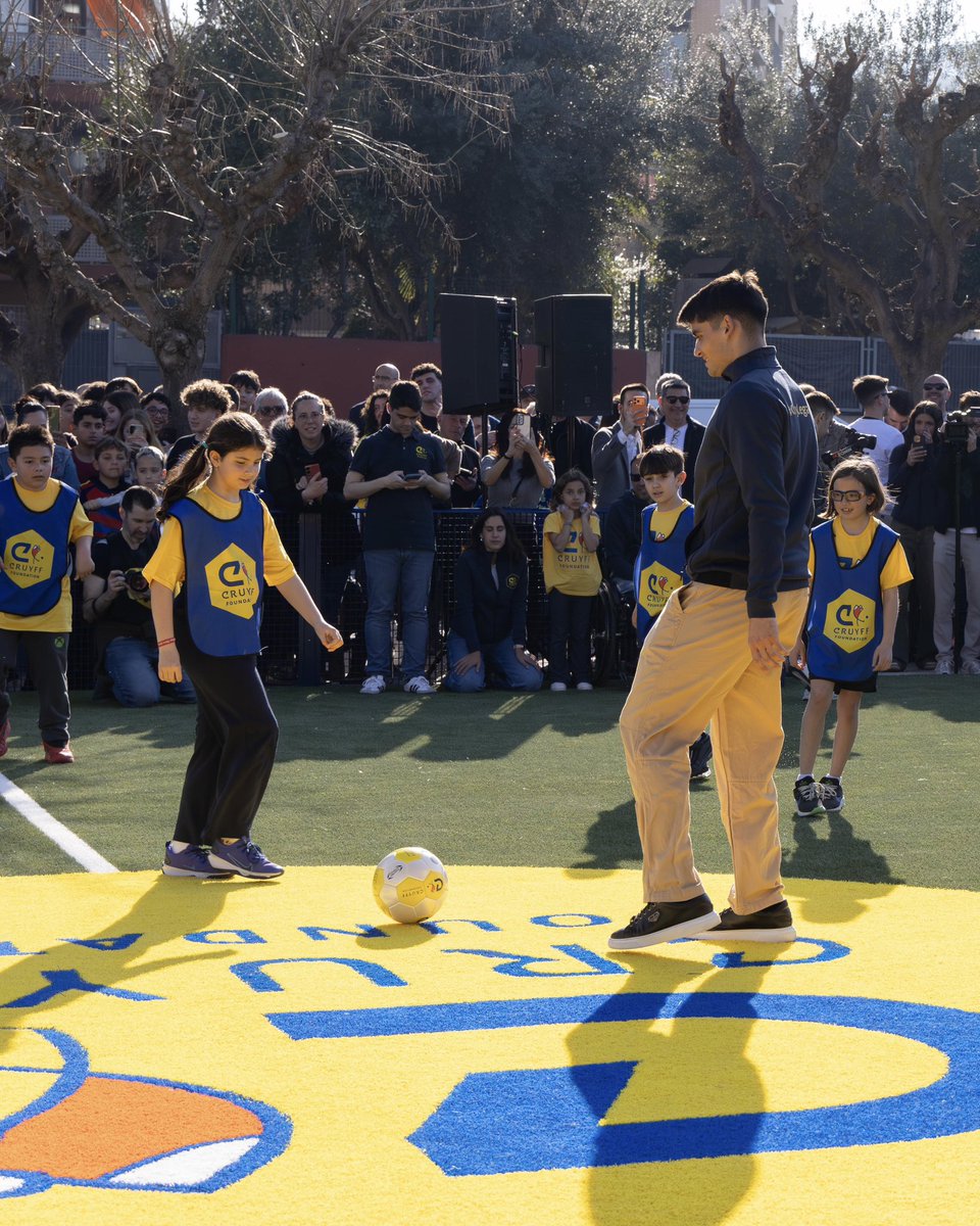 FundacionCruyff's tweet photo. Nuevo Cruyff Court Gerard Martín en Sant Andreu de la Barca! ⚽
Con este nuevo espacio se mantiene vivo el legado social de Johan Cruyff mientras los niños y niñas pueden crecer, jugar y aprender valores a través del deporte 💪🏼
#CruyffLegacy #CreatingSpace
#SocialTransformation https://t.co/sChJioS4Jm