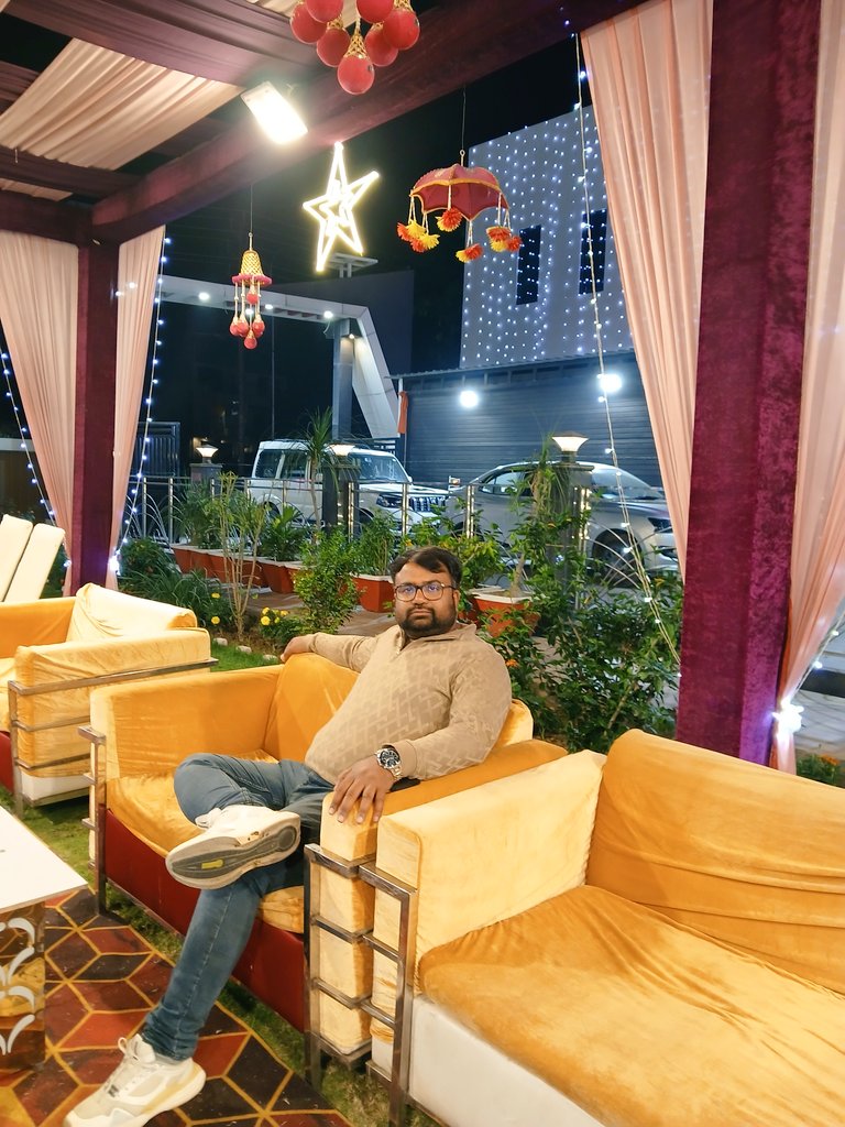 सफलता की पोशाक कभी तैयार नहीं मिलती,
इसे बनाने के लिए मेहनत का हुनर चाहिए...