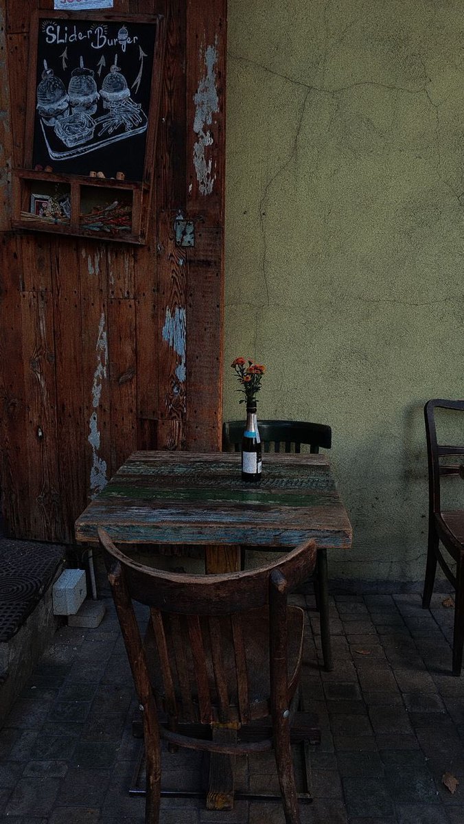 موعدٌ منسي
الساعةُ تمشي لوحدها
والمكانُ ينتظر..