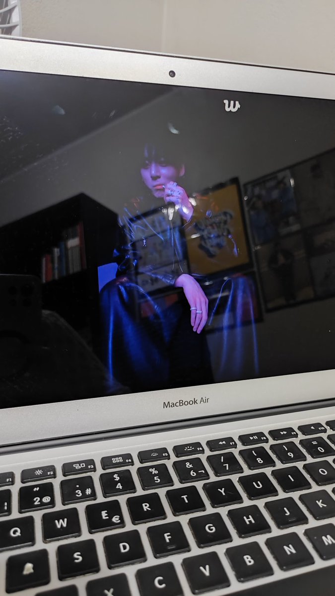 Yo queriendo ser chupetín 🍭🫶
#Jungkook #weverse #live