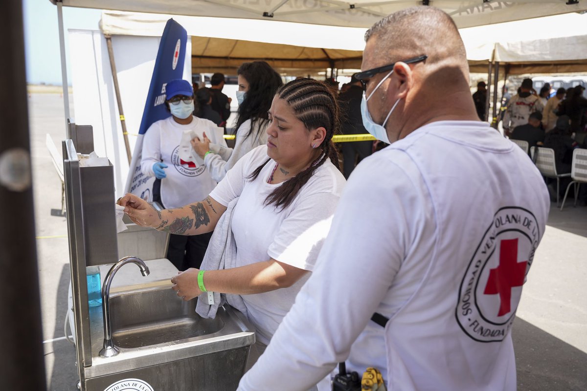 Hoy, miércoles 25 febrero, el vuelo 116 trae de vuelta a 111 venezolanos y venezolanas, entre ellos 9 niños y niñas que hoy reencuentran sus raíces y el calor de sus seres queridos. ✈️🇻🇪

La alegría de un niño que abraza a los suyos es el motor que impulsa esta misión. #25feb
