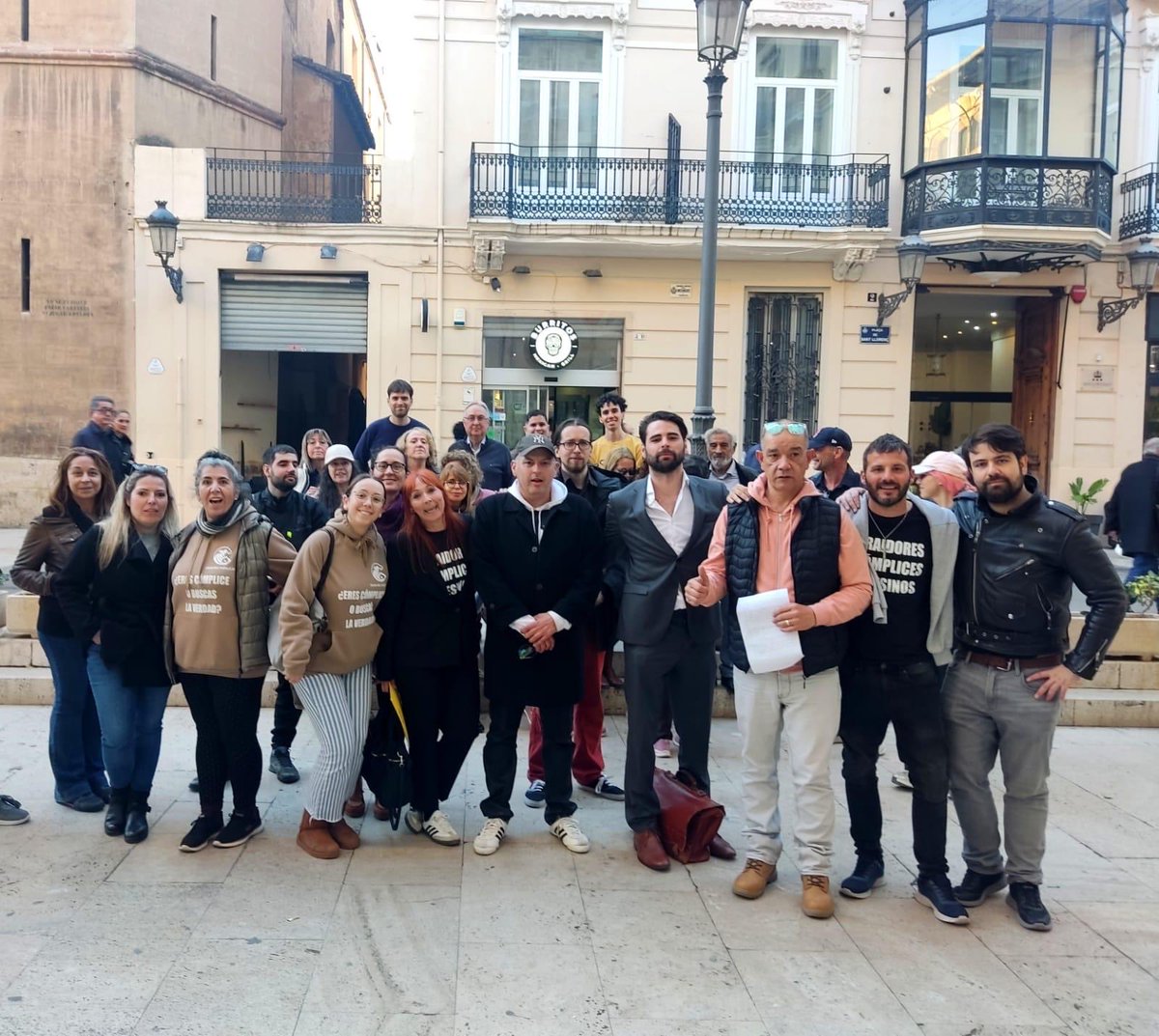 gisbert_ruben's tweet photo. Ayer al terminar la sesión con las víctimas que no pertenecen ni asesoraran a POSEO o Compromis… ¿ esto lo sacáis? @rtve @laSextaTV https://t.co/8xfGeZkUls