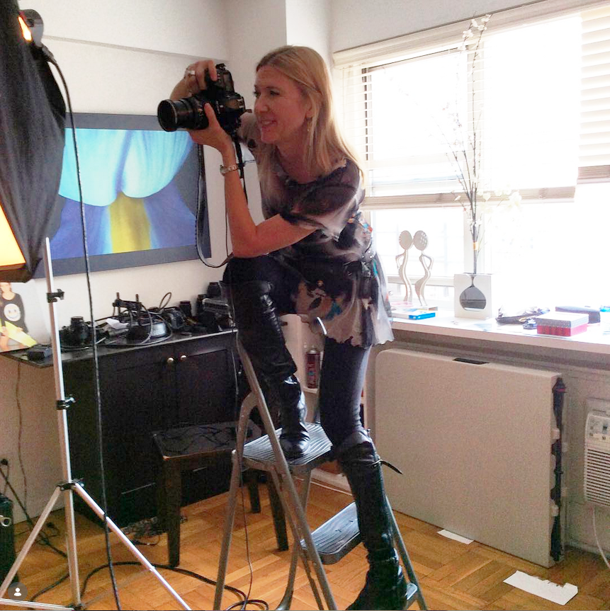 jol_vil's tweet photo. Un truc que j'ai découvert c'est que l'épouse du frère de Jeffrey EPSTEIN, Joyce ANDERSON, est aussi photographe de mode, faisant les shootings d'enfants.
Son studio est au #301east66th, adresse où EPSTEIN logeait les mannequins.
Business familial donc !
https://t.co/ZqkbBDcVso https://t.co/CDAnqsc8RF