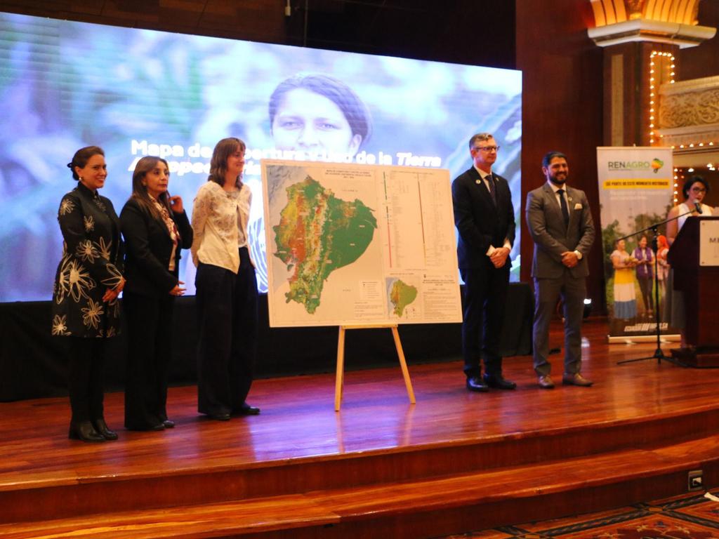 AgrocalidadEC's tweet photo. El Director Ejecutivo, Danny Morales, participó en la presentación de la actualización del Mapa de Uso y Cobertura de la Tierra Agropecuaria y Forestal (escala 1:25.000 – 2025), un hito para el campo ecuatoriano. https://t.co/qGAbRc6Sc3