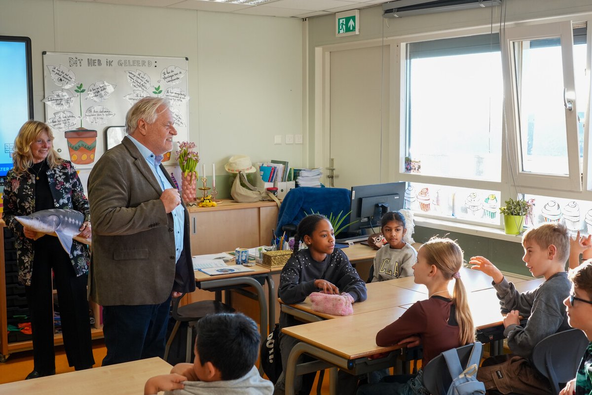 hhsenk's tweet photo. Tien basisscholen doen vier weken lang aan een waterrace. Met leuke acties leren kinderen spelenderwijs over water, waterkwaliteit en weersextremen. Hoogheemraad Hazelebach benadrukt het belang: "We moeten in de toekomst slimmer en duurzamer met water omgaan." π« #strijd https://t.co/3CpztJOXNk