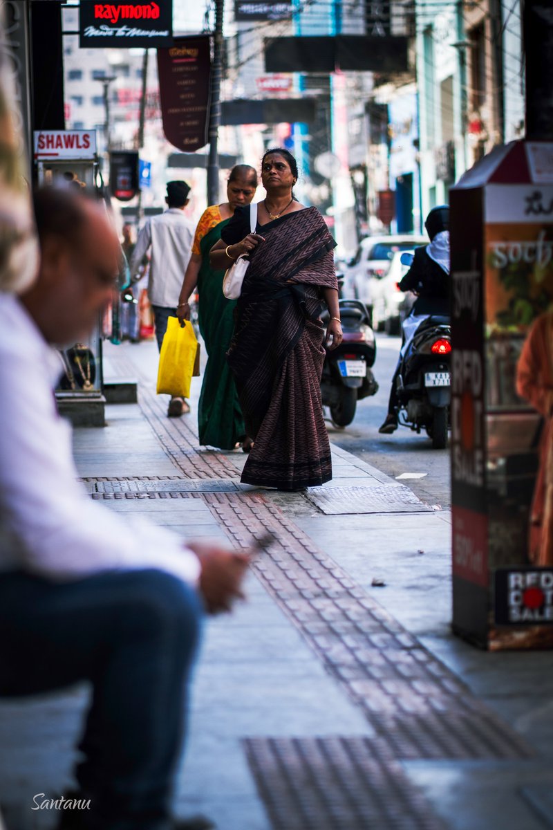 Santanu_pl's tweet photo. Unfocused faces, focused determination in motion.
Commercial Street, Bangalore.
#StreetPhotography #UrbanLife #DepthOfField #ChennaiStreets #EverydayIndia
sony zv-e10+sony 85mm f/1.8
@ iso 200, 85 mm, f1.8, 1/1600 s https://t.co/PaCevctXFM