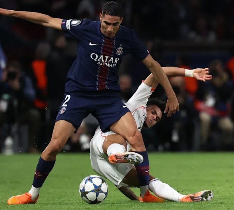 VfB_Zoneee's tweet image. Ich sag das Blut war wie bei Hakimis Verletzung für 50% der Entscheidung des Schiedsrichter Schuld. Ohne Blut gibt der hier niemals Elfmeter. Der Kopf ist unter Hüfthöhe des Gegenspielers, Bensebaini sieht seinen Gegenspieler nicht außer er hat einen Rückspiegel #ATABVB #PSGFCB