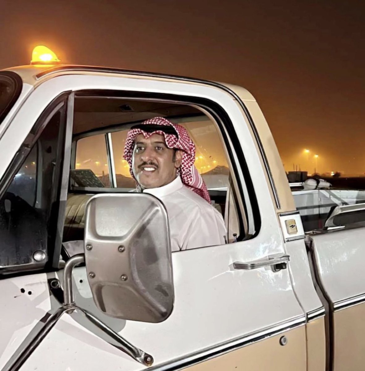 إن قلت ناصر مناحي 
وش البيت اللي يطري عليك له ؟