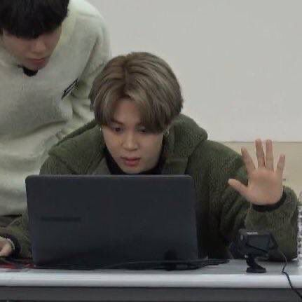 Resumão - para quem estiver perdido

• Yoongi voltou como embaixador da samsung e apresentou o novo Galaxy Buds4 Pro.
• Jungkook fez live sincerona botando o pau na mesa e mandando pedir (infelizmente já foi apagada)
• Namjoon arquivou o vídeo dele dirigindo (essa doeu)