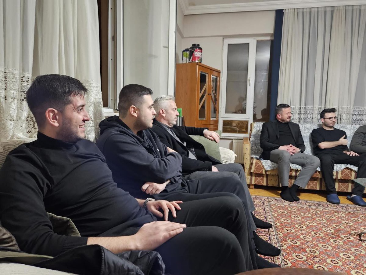 📍 Karesi ‘de  “Gençlik Sofrası”

<a href="/Akparti/">AK Parti</a> İl Başkanımız <a href="/ma_balikesir/">Mehmet Aydemir</a> Karesi İlçe Başkanımız Hakan Aka ve Gençlik Kolları Başkanımız Burak Berk Hitay ile sahurun huzurunda, öğrenci kardeşlerimizle aynı sofrada buluştuk.
Bir lokmada paylaşmanın, bir tebessümde kardeş olmanın