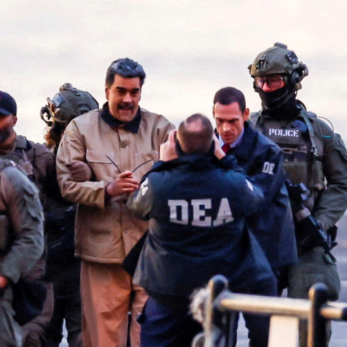 clarincom's tweet photo. MADURO ESTABA CONVENCIDO DE QUE NO LO ATACARÍAN

Lectura rápida
Nicolás Maduro creyó que EE.UU. no atacaría Venezuela pese a las amenazas y ultimátums. Tras una llamada cordial con Trump pensó que había ganado tiempo para negociar y que la presión militar era solo una táctica.

La llamada
El 21 de noviembre hablaron por teléfono. “Tienes una voz fuerte”, le dijo Trump. La conversación terminó sin acuerdos. Maduro interpretó que podía negociar. En Washington leyeron desinterés y falta de voluntad para dejar el poder.

Ultimátums rechazados
EE.UU. ofreció no perseguirlo si aceptaba el exilio. Maduro rechazó la propuesta y llegó a evaluar elecciones anticipadas en 2026, pero no una salida inmediata. Un emisario le transmitió luego que debía renunciar de inmediato. Desestimó la advertencia. “Después de años en el poder, tiendes a sobreestimar tus capacidades”, dijo Juan Barreto, ex aliado del chavismo.

Cálculo fallido
Convencido de que Trump no ordenaría un ataque masivo, creyó que el riesgo era un golpe limitado contra instalaciones petroleras. Subestimó la decisión de Washington y confió en defensas que resultaron insuficientes. 

(+) en Clarín: https://t.co/go0apZnyc1
