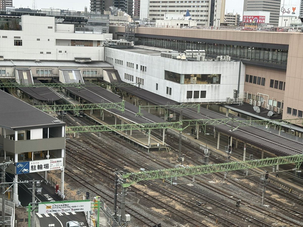近くのアパホテルは新幹線ビューで有名ですが
こちらは在来線ビューでした