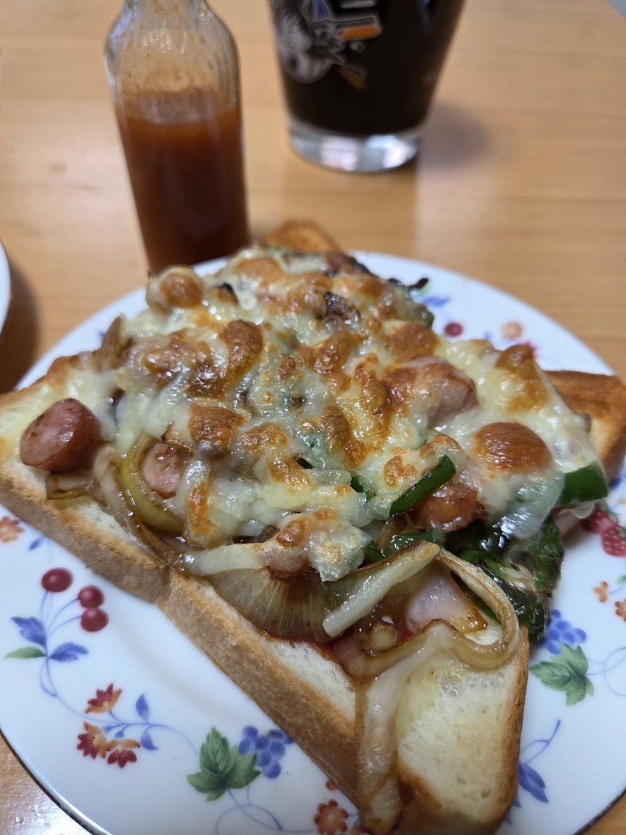 夜勤から帰宅後、ピザトースト作ったよ😋 我ながら、うまいっ！︎︎👍