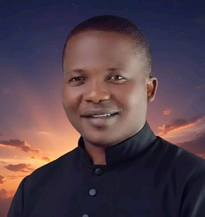 Catholic Seminarian Burnt to Death in Rectory Attack 💔😭💔😭

During a violent assault on a parish rectory, assailants reportedly attempted to abduct the parish priest, Fr Emmanuel Okolo (the then Diocesan Chancellor). When they were unable to gain entry to his residence, they