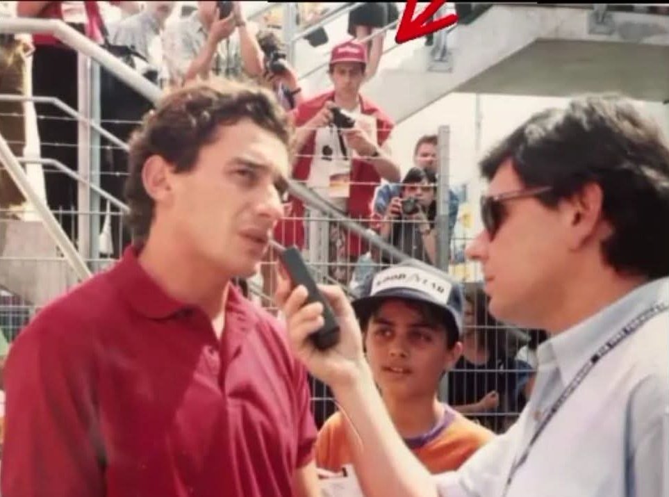 Esta imagen de Ayrton Senna con Tornello y de fondo Toto Wolff sacando una foto. 

CINE. 🚬