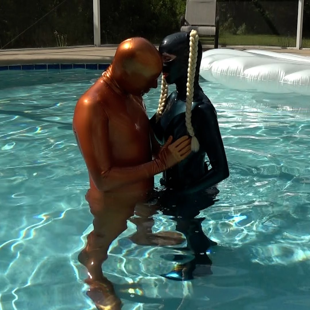 Latex Lara 18+ Rubberdoll tweet media