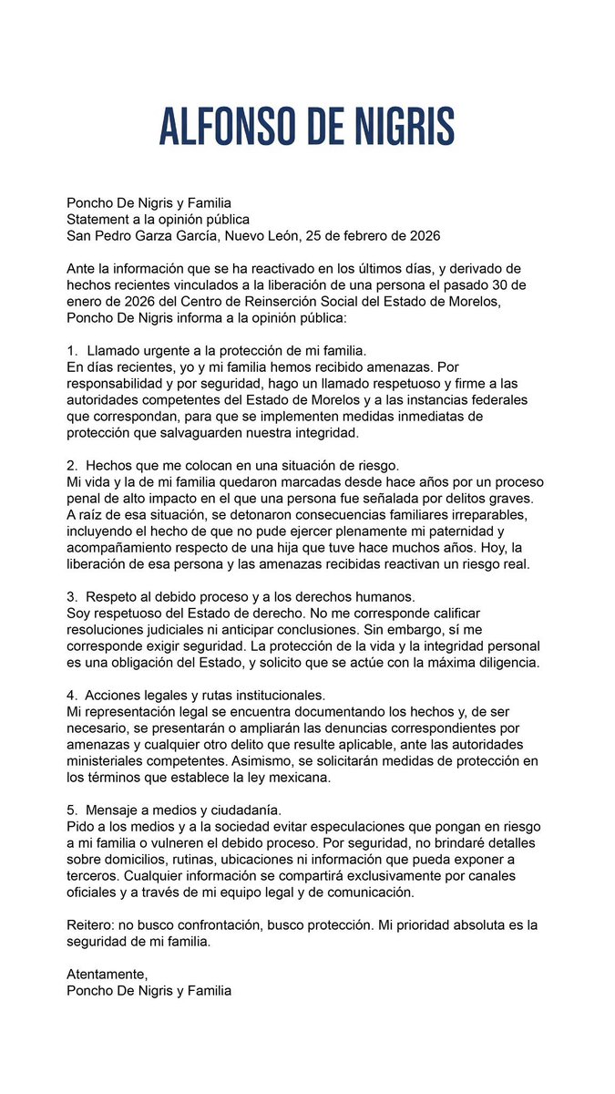 raulgtzoficial's tweet photo. 🚨 ¡El que anda con el Jesús en la boca es Poncho De Nigris! 😰

Y es que el influencer y conductor estaría temiendo por su vida y la de su familia, luego de que su exsuegra, Juanita Sánchez Quintanilla, mejor conocida como “La Tía”, recuperara su libertad. 😳🚔

Recordemos que “La Tía”, quien además es abuela de su primera hija, fue encarcelada por su participación en el secuestro del esposo de Gloria Trevi. Por este delito, había sido sentenciada a 41 años de prisión ⛓️, pero en 2022 le bajaron la condena a 29 años… y por si fuera poco, en 2025 metió mano legal para reducirla aún más. ⚖️👀

Lo que ya es un hecho, es que a finales de enero salió de un penal federal en el estado de Morelos, y desde entonces Poncho no está nada tranquilo. 😨

Dicen que el regio anda más precavido que nunca, pues el pasado que los une no es cualquier cosa… y cuando las heridas no sanan, el miedo tampoco se olvida. 🫢🔥