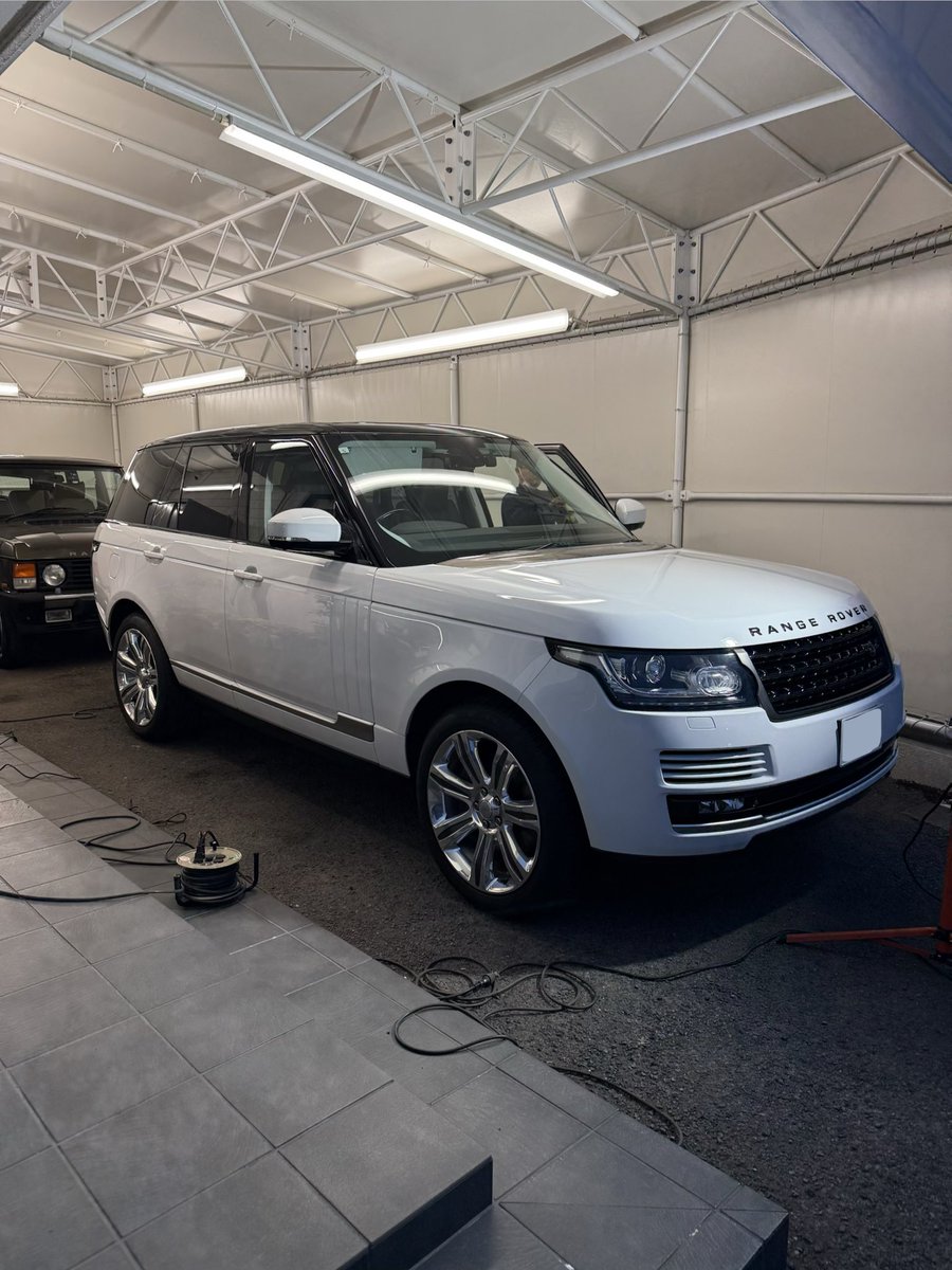 laybrick1996's tweet image. 新着入庫車両のLG型レンジローバー。

展示前の外装磨き上げ施工を専門業者さんに依頼して行っています。

フジホワイトの美しいボディが際立ってきました。

#レンジローバー #landrover #rangerover #ランドローバー #レンジローバー