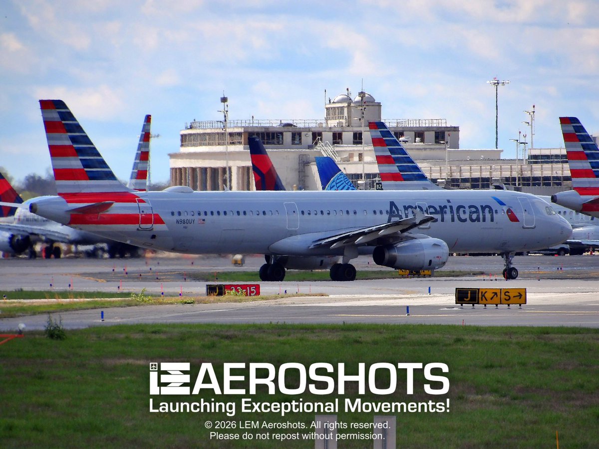 LEMAeroshots's tweet image. We got a big one coming in! -LEM 🤩🙌🏻

✈️ @AmericanAir @Airbus #A321 🔄 US Airways 🌐 @TravelOneWorld 🎨 Flag and Flight Livery 🔢 #N980UY 📍 DCA (@Reagan_Airport) 🛬 Runway 1 🗓️ April 4, 2024 📸 @Kodak @KodakPIXPRO AZ528

#LEMAeroshots #FlyReagan #American #AirbusA321 #TeamMWAA