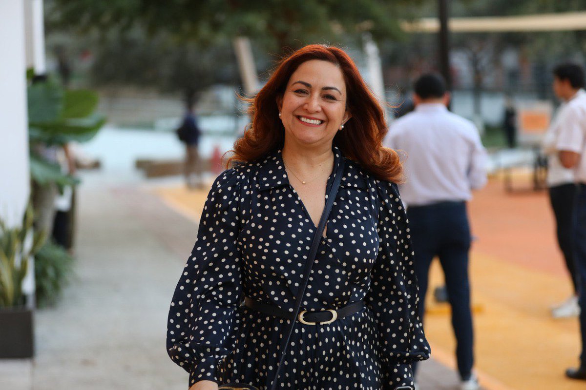 Hoy me dijeron un cumplido muy bonito y original: “me encanta tu forma de caminar”. 🤗

Me dio curiosidad: nunca me he puesto atención. 😅😂 

Muchos saludos: aquí una foto reciente, caminando.😊

M 🌺