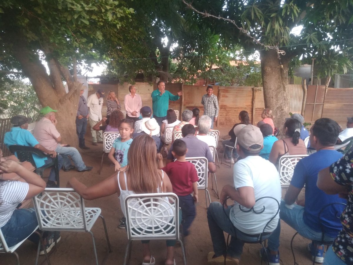 pedroloreto's tweet photo. Hoy estuvimos en la Zona Nro. 4 de Valle de la Pascua, conversando con vecinos y líderes que no se rinden.
Mi reconocimiento a todo el equipo por su compromiso con la transición venezolana. ¡Juntos somos indetenibles! 🇻🇪 https://t.co/dnlVox08pA
