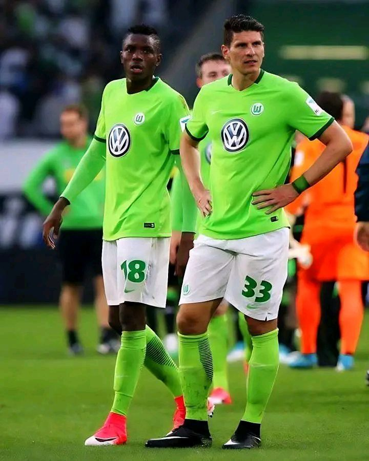 FTBLsection's tweet photo. Victor Osimhen on Mario Gómez:

“At the beginning, my time at Wolfsburg wasn’t what I expected. Then Mario Gómez arrived. He was a great legend; an experienced striker, one of the deadliest forwards you can imagine in world football. 

When he arrived, I went to talk to the club’s director. I told him: ‘I want to stay because I want to learn.’ I knew I still had time, so I wanted to learn. When we started training, I watched this man: some of his incredible goals, his touches on the ball, how he read the game, the offside traps, everything… I was stunned. Training with Mario Gómez was truly amazing.”