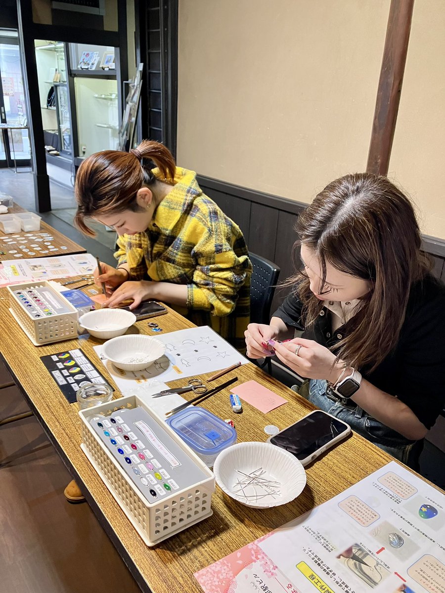 東山店です。

2月25日の七宝体験のお客様は、大阪からご友人同士でご参加くださり、有線七宝で花がモチーフのブローチと桜柄の帯留めを制作されました🌸💐

ご来店ありがとうございました😊