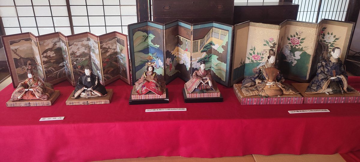 板橋区立郷土資料館の敷地に、区内から移設された、旧田中住宅内に、江戸から明治時代の内裏雛が飾られている。