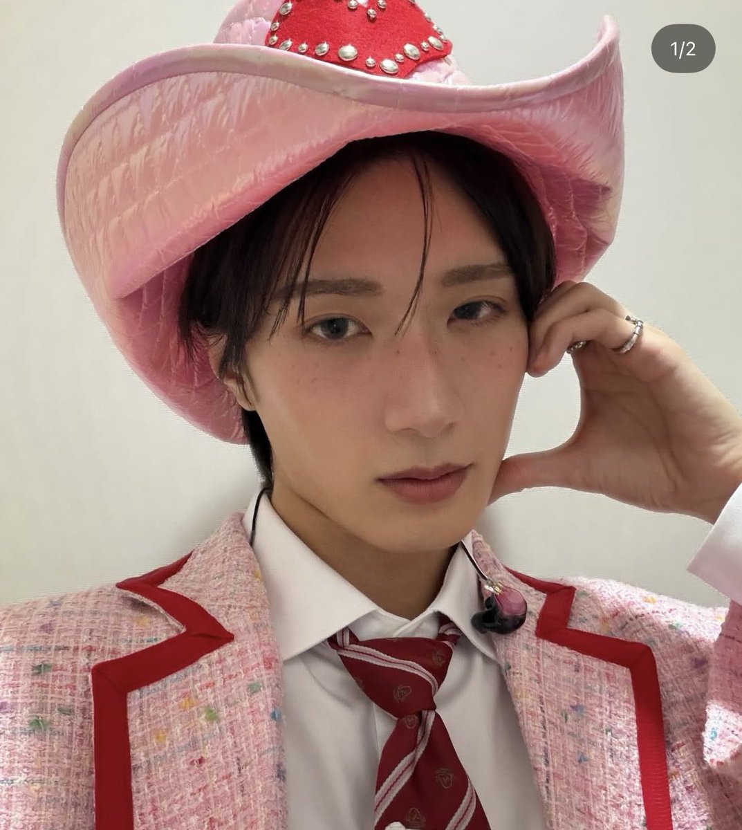 YUBISCO's tweet photo. 山中柔太朗くん、ヅカメイク映えしそうな顔立ち、身体が細くて薄くて、ギンギラ衣装が似合って、トンチキもキメ顔で全力なのが良い。来世は宝塚でトップスターにならないか？ https://t.co/SRVd8Z4A0M