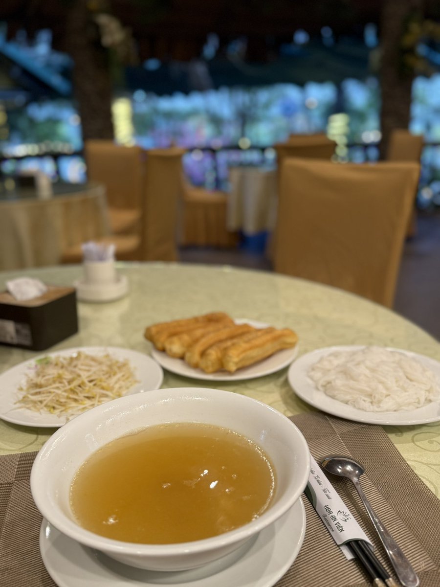 Ngày Thần Tài chúc anh em mua được nhiều vàng, kiếm được nhiều tiền và gặp nhiều may mắn nhé !
Lần đầu tiên và cũng là lần cuối cùng mình mua vàng là khoảng 9 năm trước thì phải.
Còn những năm sau thì mình chỉ ăn Phở và ngắm mọi người mua vàng thui 🥹