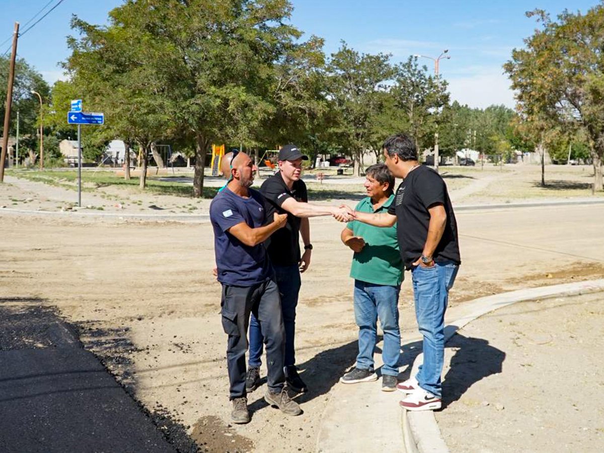 CarlinKoopmann's tweet photo. MÁS ASFALTO 🚧

​Seguimos transformando el Barrio Jardín! Queremos que cada vecino y vecina pueda transitar mejor, por eso hoy los equipos estuvieron trabajando a pleno en la pavimentación de la calle Olascoaga, entre Namuncurá y Malvinas Argentinas. https://t.co/uUwPrNIeSX