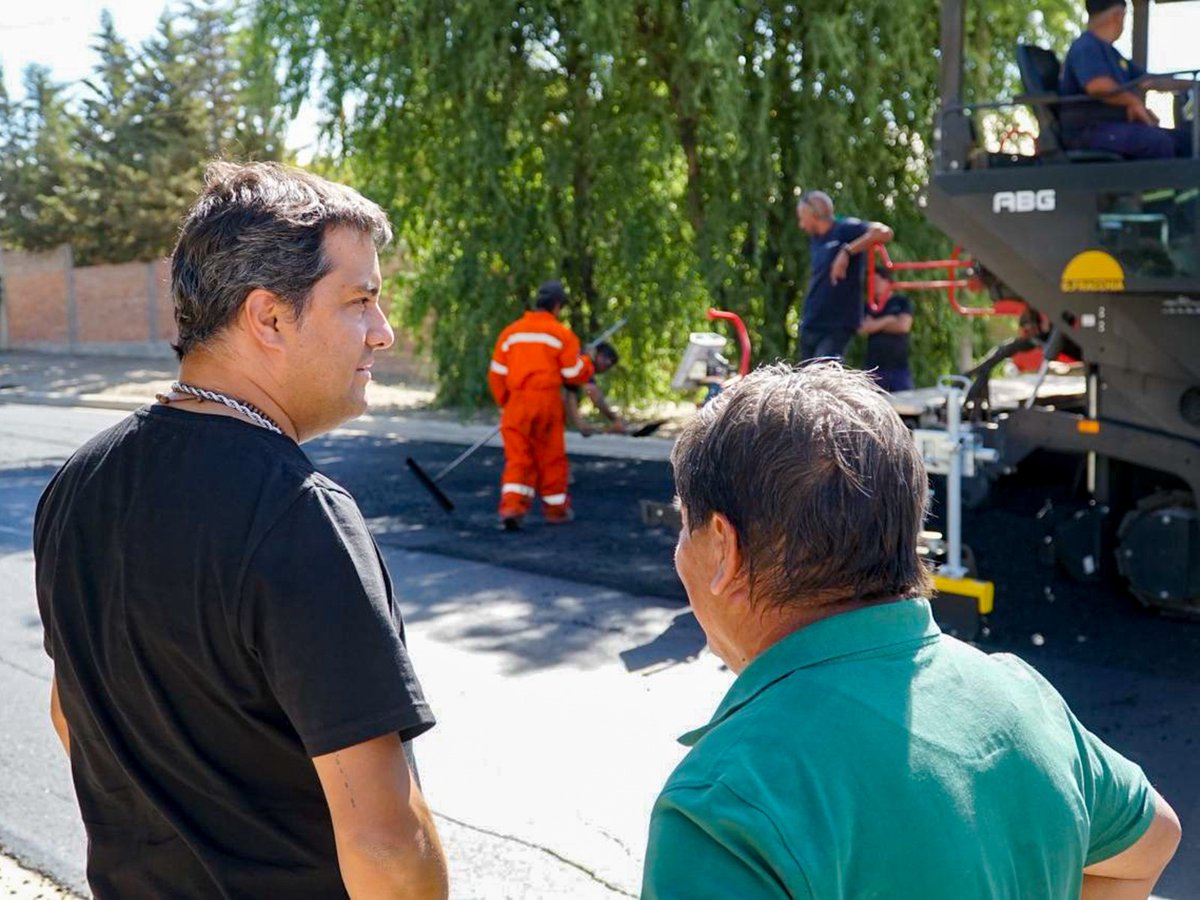 CarlinKoopmann's tweet photo. MÁS ASFALTO 🚧

​Seguimos transformando el Barrio Jardín! Queremos que cada vecino y vecina pueda transitar mejor, por eso hoy los equipos estuvieron trabajando a pleno en la pavimentación de la calle Olascoaga, entre Namuncurá y Malvinas Argentinas. https://t.co/uUwPrNIeSX