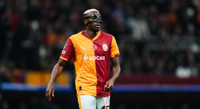 EskiAcikOnline's tweet photo. 🗣️ Victor Osimhen: "Yani başta gerçekten çok motiveydim. Sahaya çıkmadan önce takım arkadaşlarımı hazırlamaya çalıştım. Onlara Torino’ya gelip galibiyet almaya çalışmanın ne kadar zor olduğunu anlattım. Çünkü ben de burada oynadım ve bunun ne kadar zor olduğunu biliyorum. Ama bazılarının biraz çekingen olduğunu düşünüyorum. Onları motive etmeye ve elimden gelenin en iyisini yapmaya çalıştım ama bunu tek başıma yapamam. Motive etmeye çalıştım. Kalabalıktan ve tabii ki Juventus’un oyun tarzından biraz korktuklarını gördüm. Ama ben bu takımı tanıyorum. Eğer geri çekilip oynamalarına izin verirsen, sana zarar verirler. Hatta 10 kişi kaldıklarında bile 11 kişiyken oynadıklarından daha iyi oynayabiliyorlar. Bu yüzden bence geliştirmemiz gereken çok şey var." (CBS Sports)