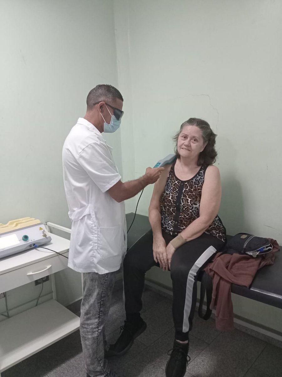 cubacooperaven's tweet image. ¡Orgullo cubano en #Carabobo! 🇨🇺🇻🇪

En el CDI "Dr. César Pipo Arteaga", la salud no se detiene: 👣 Pie Diabético (Lic. Yusel y Olga) 👁️ Oftalmología (Dra. Lisbet) 💪 Rehabilitación (Lic. Yasel)
Escuchar un "¡Gracias, Cuba!" nos impulsa a seguir. ❤️🩺
#CubaCoopera #CubaPorLaVida