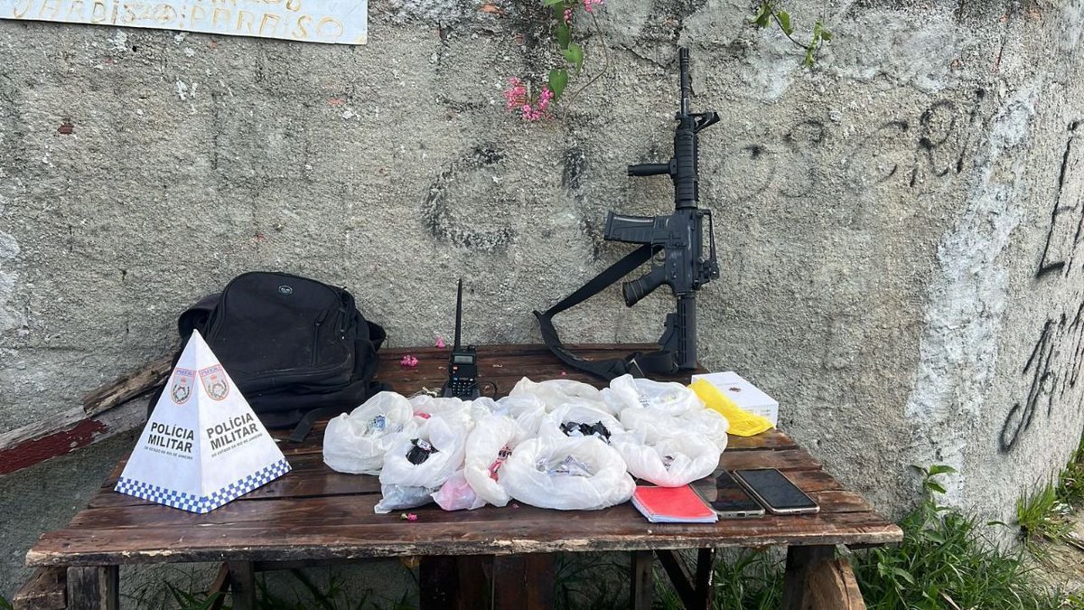 Policiais do #20BPM apreenderam um fuzil durante a na Comunidade Sem Terra, no Jardim Paraíso, em Nova Iguaçu. Na ação, um suspeito foi detido com rádio transmissor, celulares e farta quantidade de drogas. Ocorrência apresentada na 56ª DP.