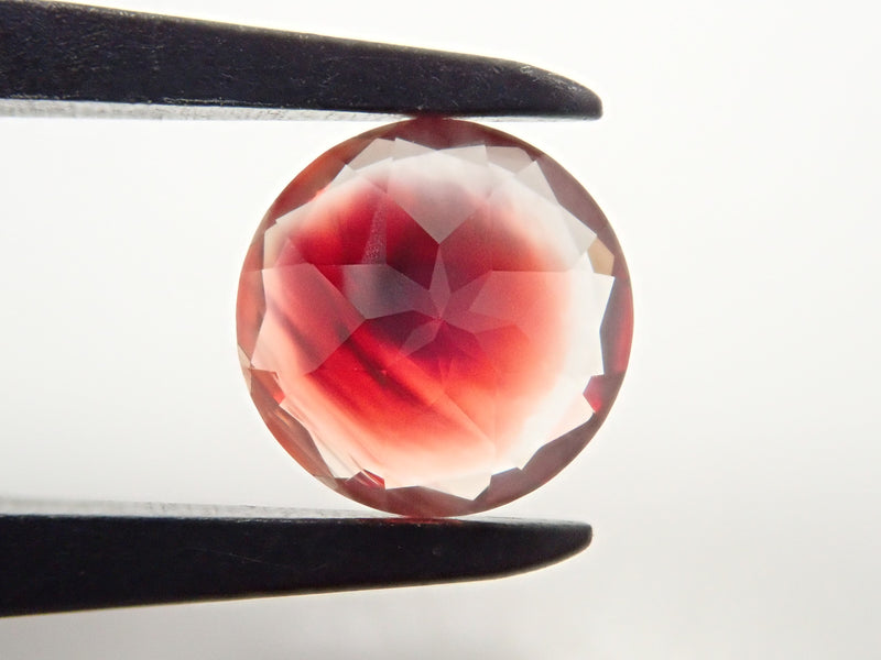 石そのものの色味にカットの魔法がかかることで得も言われぬ美しさが