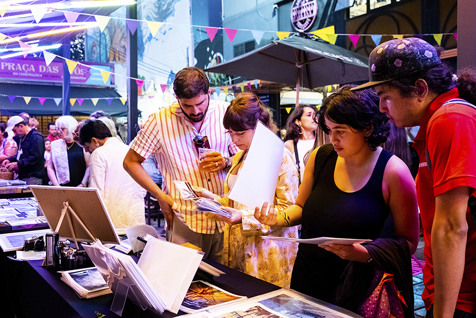 barbaralins's tweet photo. 📸 Brasília vai respirar fotografia autoral!
A Feira Lampejo chega ao Boulevard Shopping com 22 artistas independentes e obras exclusivas — fine art, cenas urbanas, natureza e mais.

🗓 7/3 (10h às 22h)
🗓 8/3 (13h às 19h)
📍 Piso 2
🎟 Entrada gratuita https://t.co/HksGTkX5GK