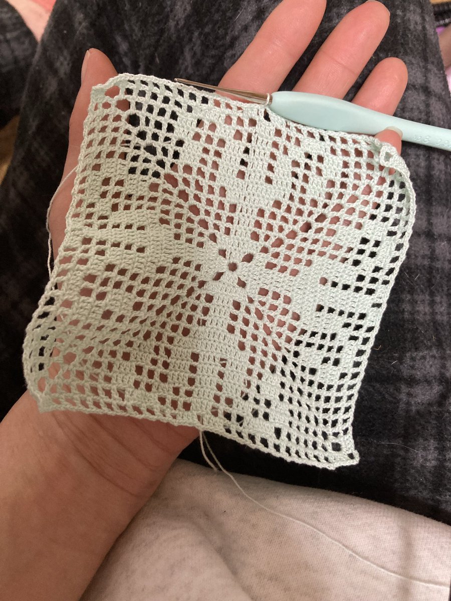 the_usotsuki's tweet photo. ←これが
→こうなる
薬を変えたから手の強ばりが少～しだけ良くなってきたので久しぶりに編み物。楽しすぎて１時間で終わってしまった……
 #ハンドメイドって楽しいね  #ハンドメイド好き  #ハンドメイド好きな人と繋がりたい  #レース編み https://t.co/0EGMzo4Z5L